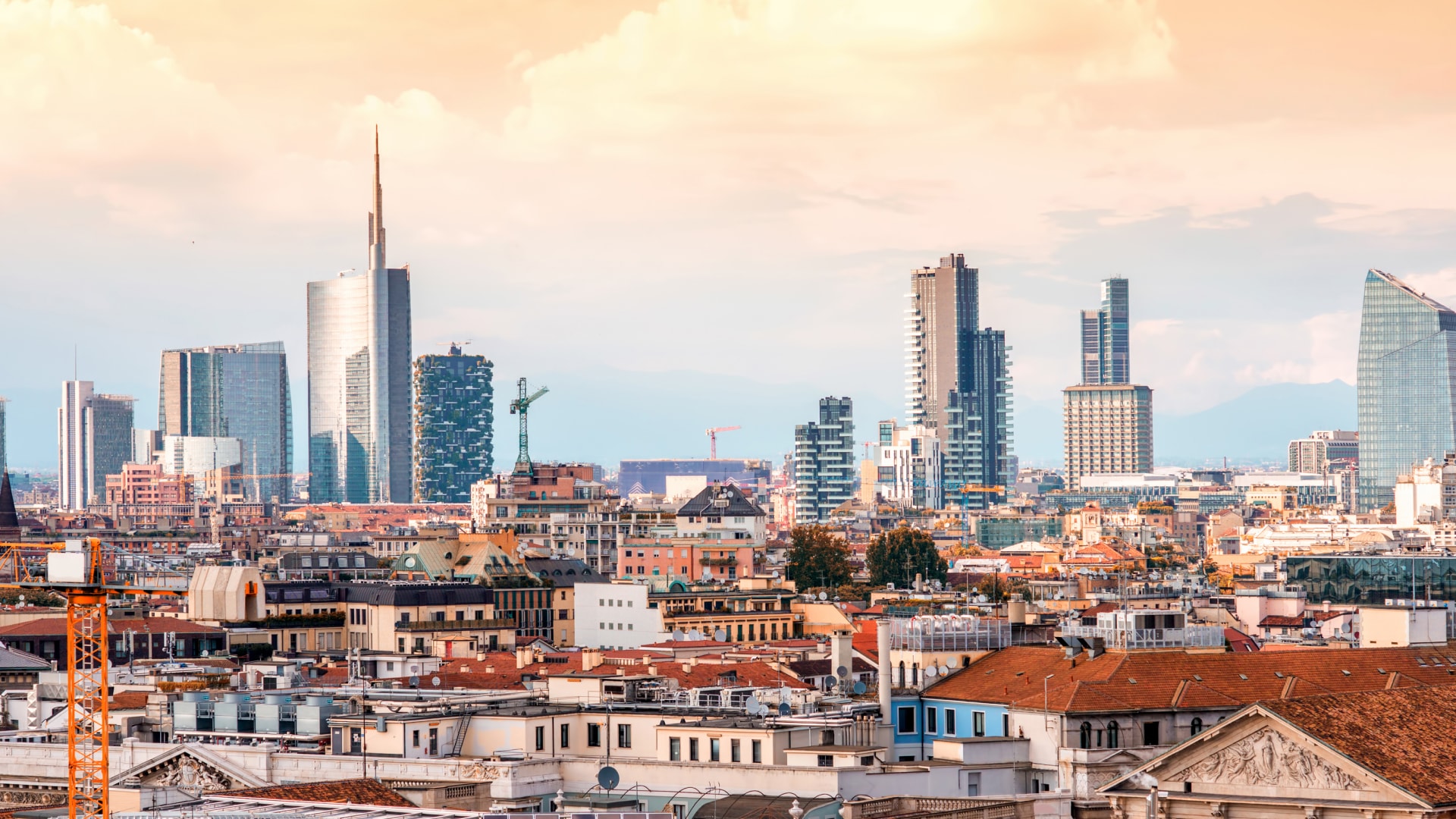 Skyline di Milano con il Duomo e architettura moderna